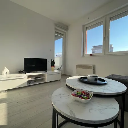 Sunny, Istocno - Lukavica Apartment *